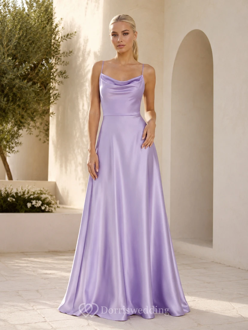 Robe de mariée fourreau en satin lilas à col bénitier, bretelles spaghetti et dos nu, en satin, coupe fourreau.