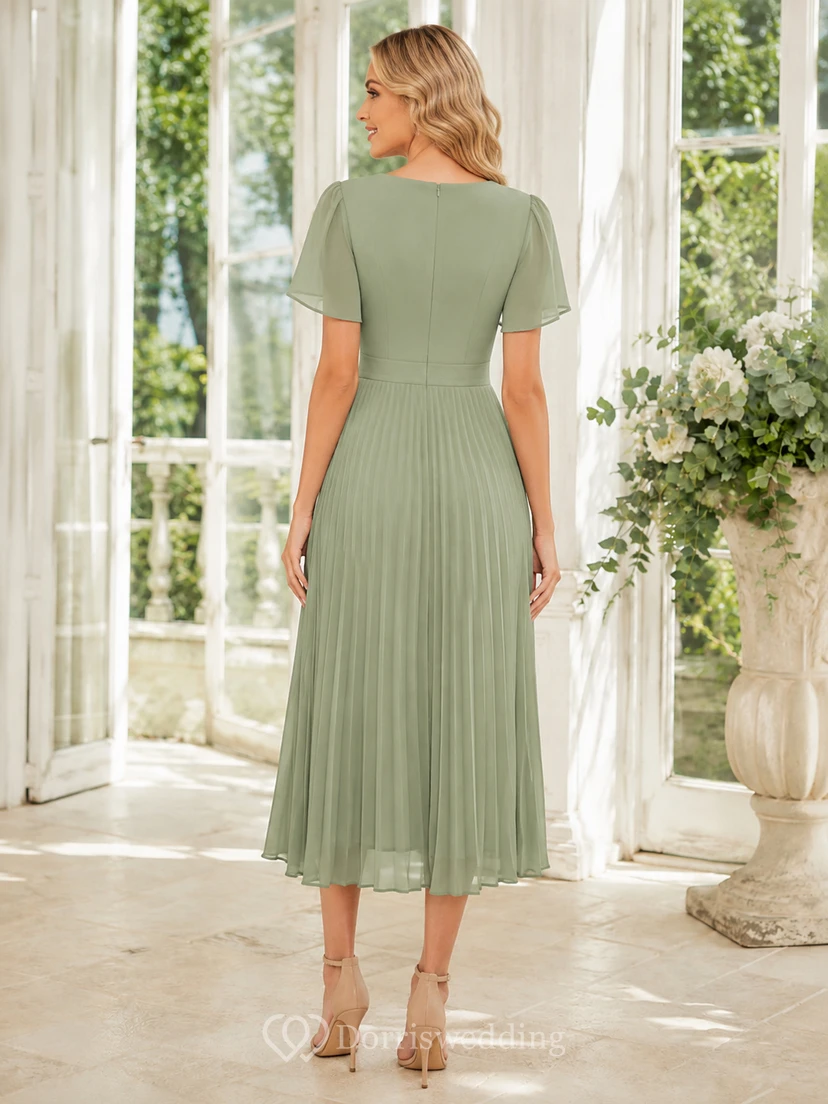Elegante vestido de dama de honor de gasa celadón con escote en V, mangas con volantes, corte en A y largo hasta la rodilla. view 2