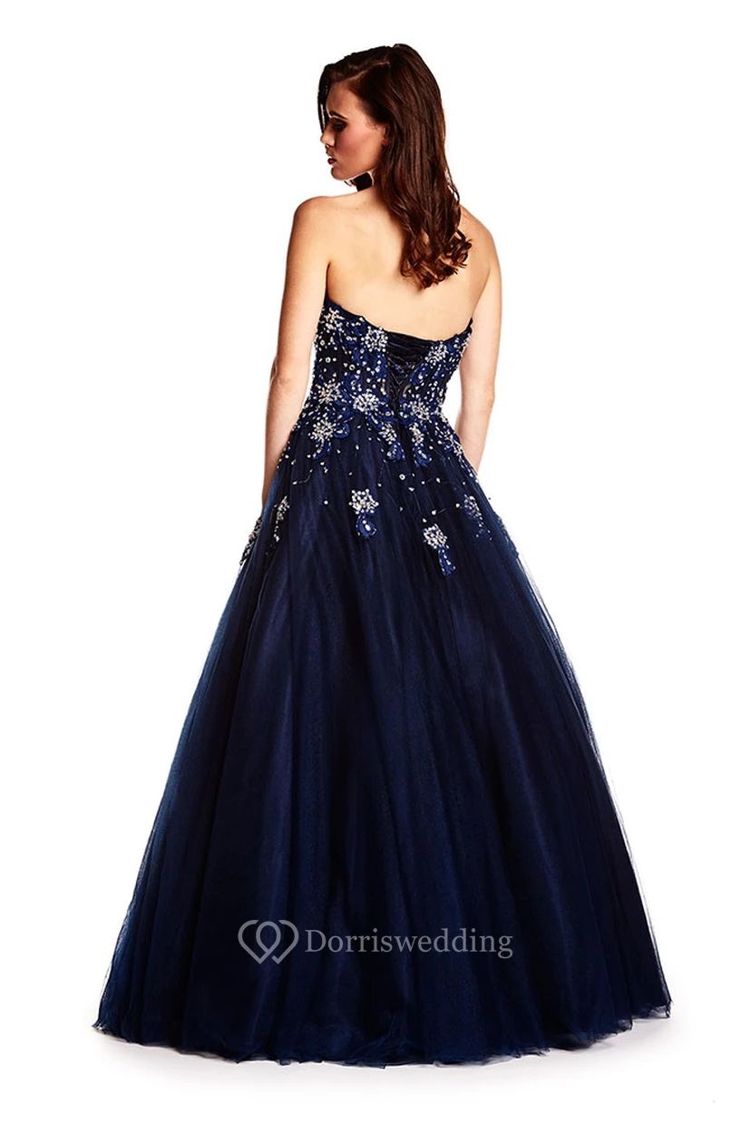 Robe de bal maxi sans manches de coupe trapèze, ornée de perles, décolleté en cœur, dos lacé et plis view 2