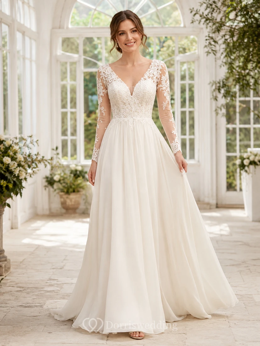 Robe de mariée romantique en mousseline de soie, coupe trapèze, décolleté plongeant en V et manches longues en dentelle.