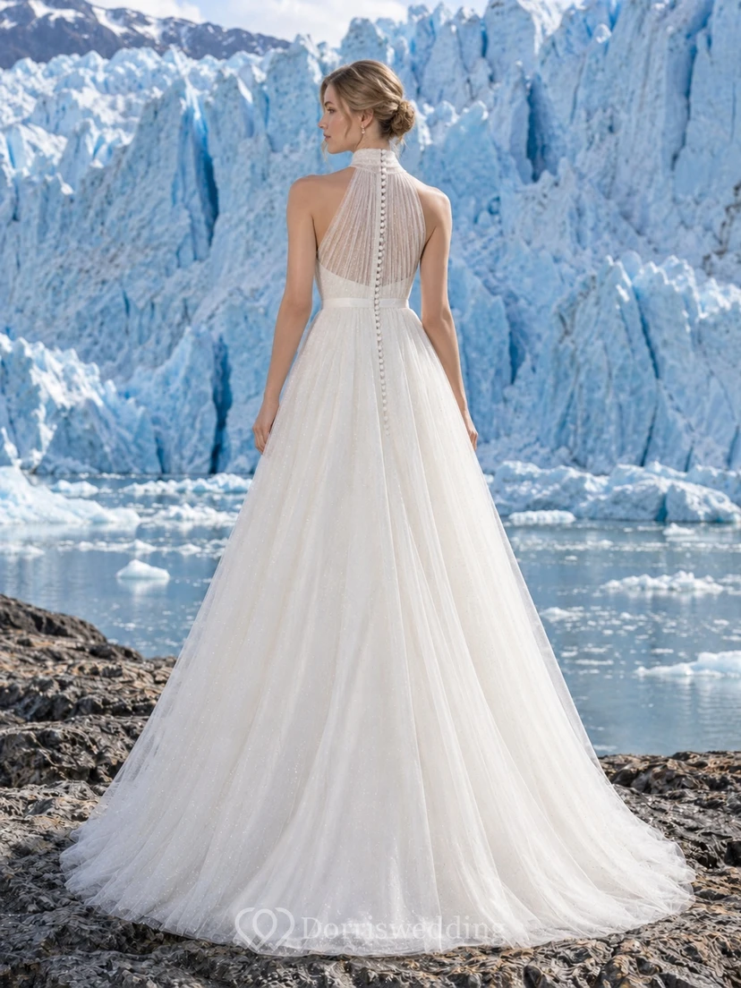 Vestido de novia de tul de corte A con cuello alto y corpiño sin mangas plisado con lunares. view 2