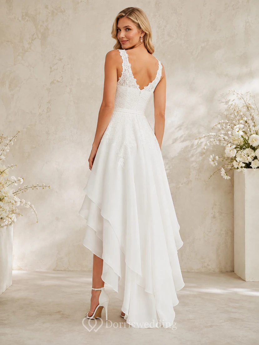 Robe de mariée asymétrique romantique en mousseline à bretelles en V, volants cascade et dos nu, ornée de fines bretelles et de volants. view 2