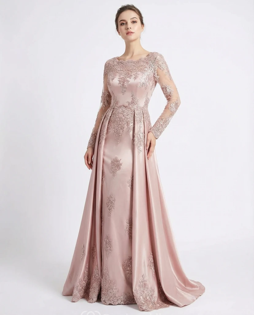 Abendkleid aus altrosafarbenem Satin mit langen Spitzenärmeln und floraler Stickerei