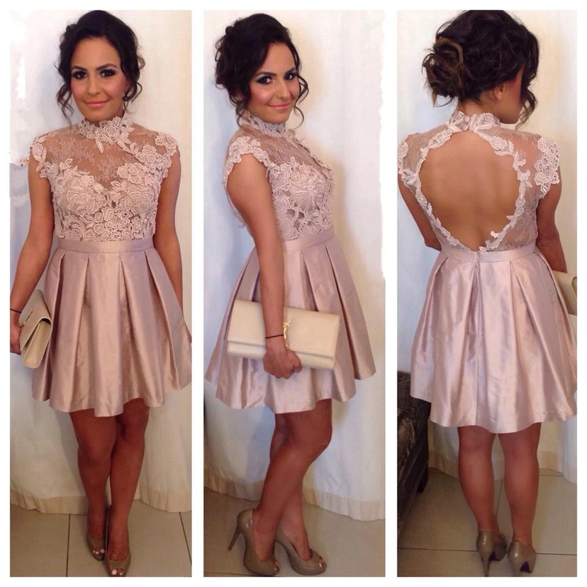 Vestido de cóctel corto de corte A con delicados apliques de encaje y cuello alto. view 2