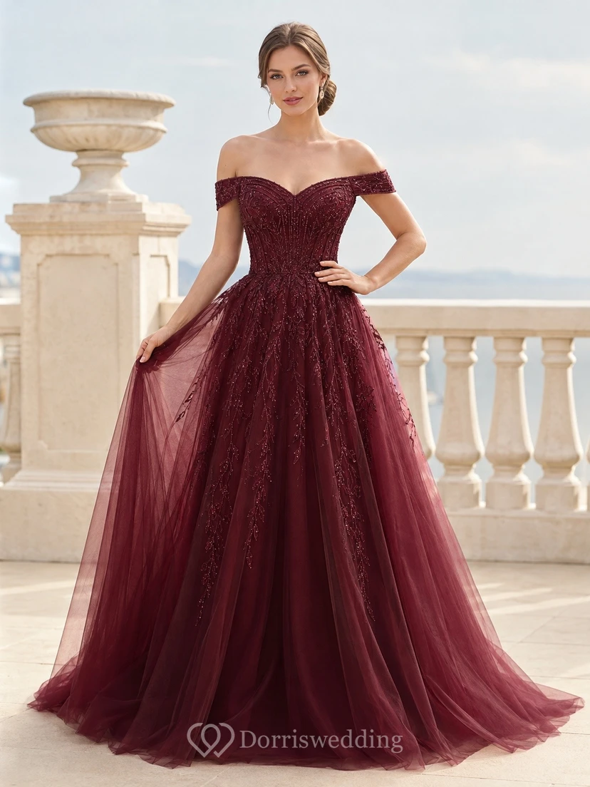 Vestido formal largo hasta el suelo, de tul color granate, con hombros descubiertos y manga corta, corte en A.