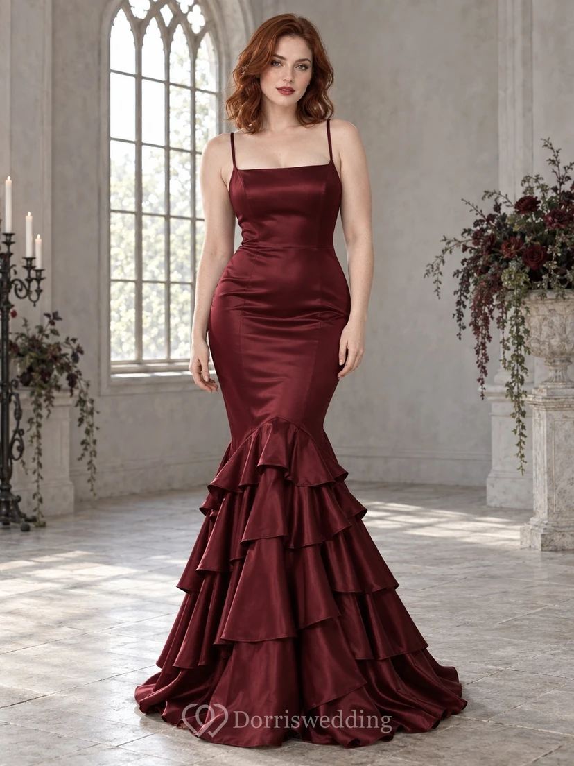 Vestido de dama de honor ajustado de satén burdeos con tirantes finos, estilo gótico sirena, con volantes y escote cuadrado.