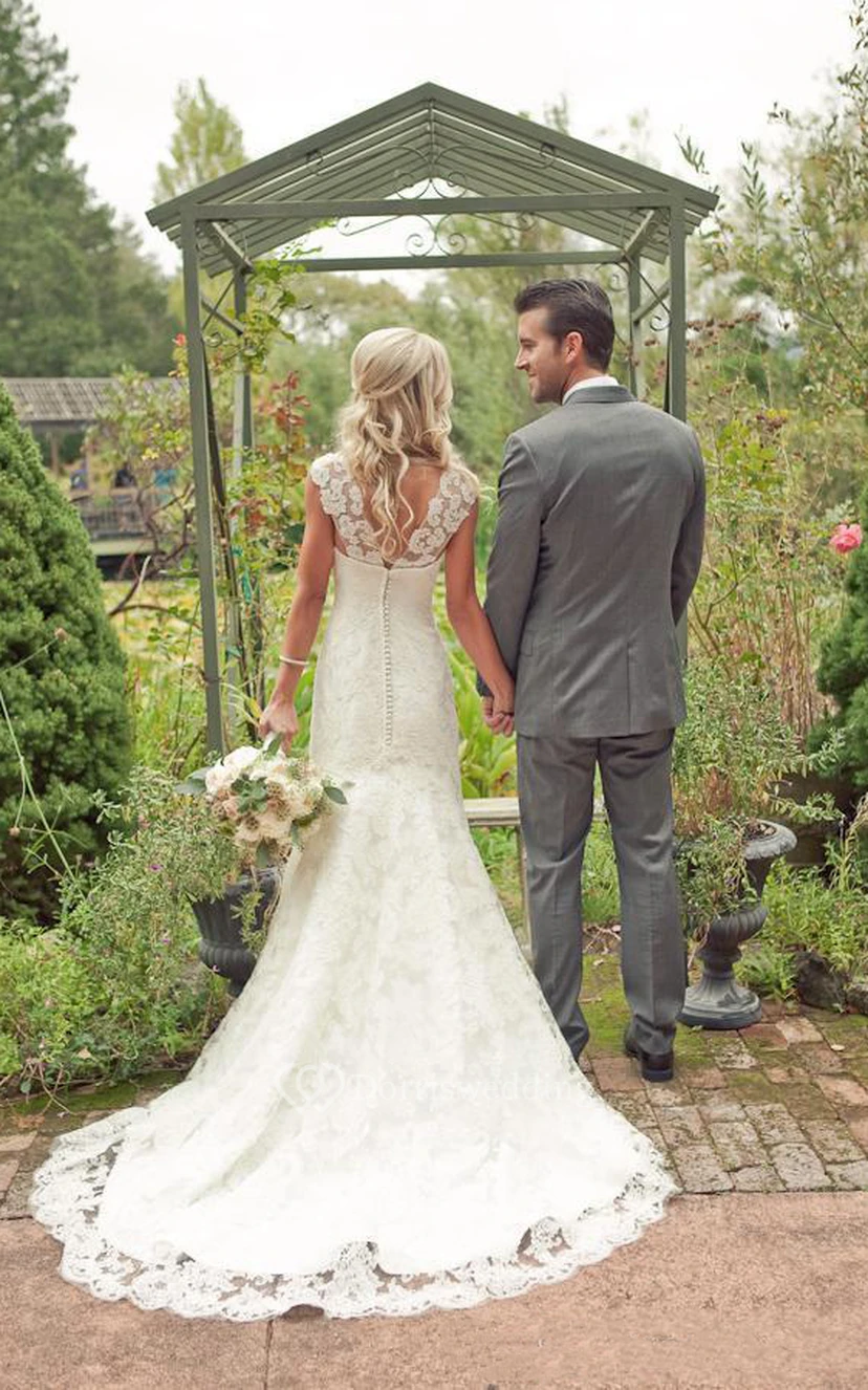 Robe de mariée trapèze mini décolleté cœur sans manches à cloche et traîne courte en dentelle dos nu view 2