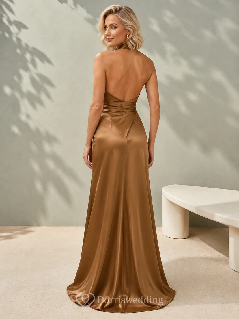 Vestido elegante largo hasta el suelo, sin mangas, de satén color champán con cuello drapeado. view 2