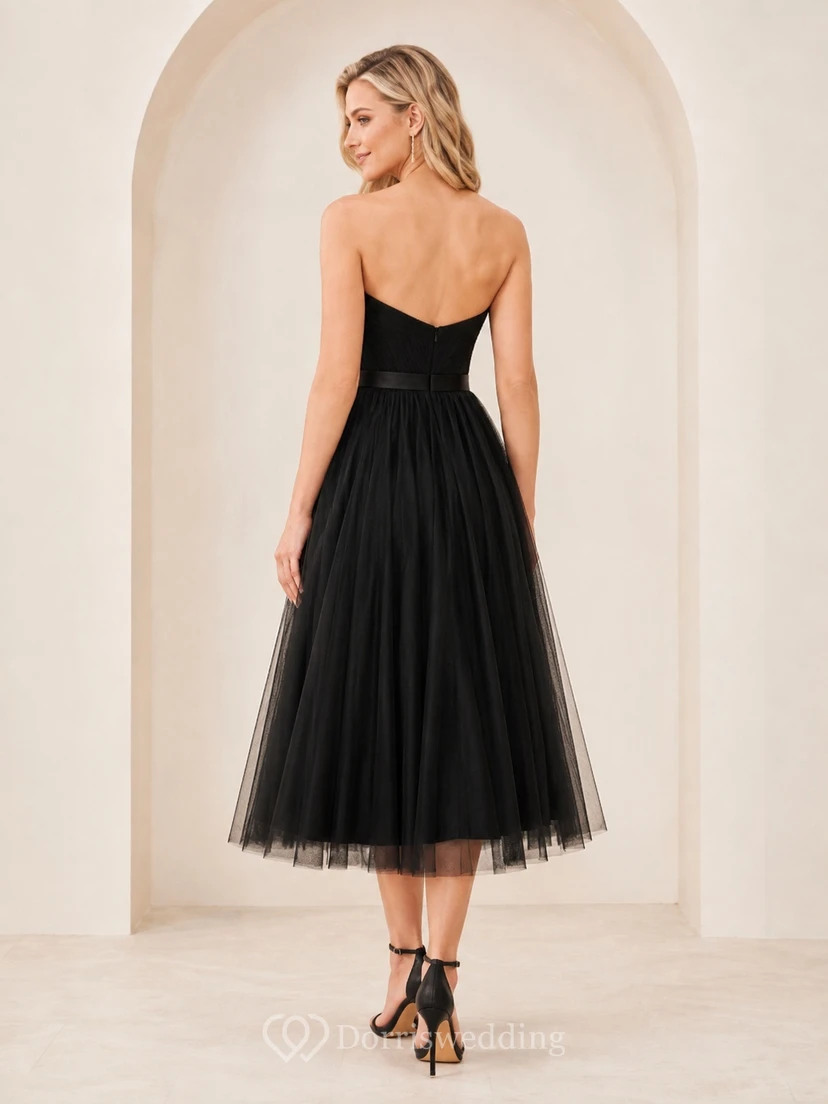 Schwarzes, trägerloses Cocktailkleid aus Tüll mit Herzausschnitt und Teelänge, perfekt für den Abschlussball view 2