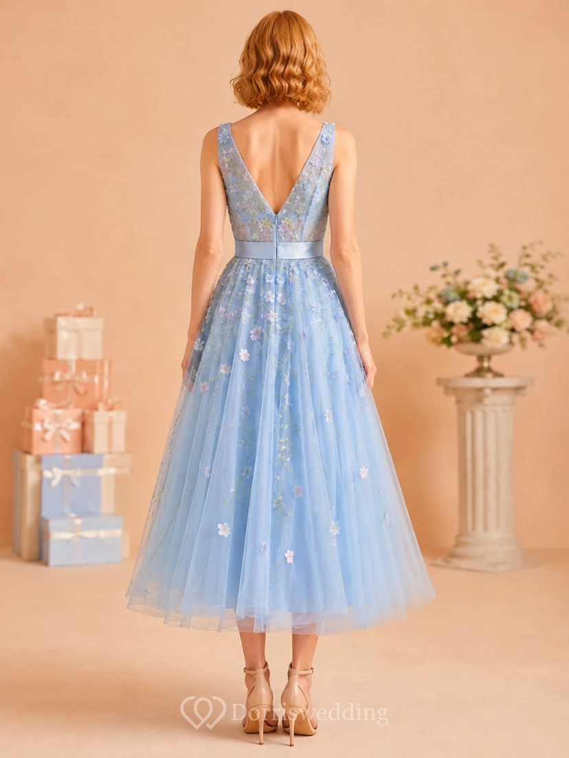Blaues, wadenlanges Partykleid aus Tüll mit V-Ausschnitt und Blumenmuster view 2