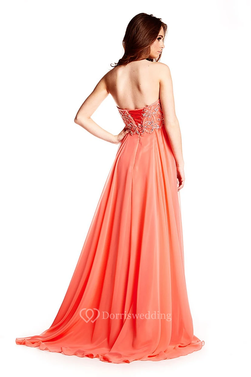 Robe de bal bustier en mousseline perlée avec traîne. view 2