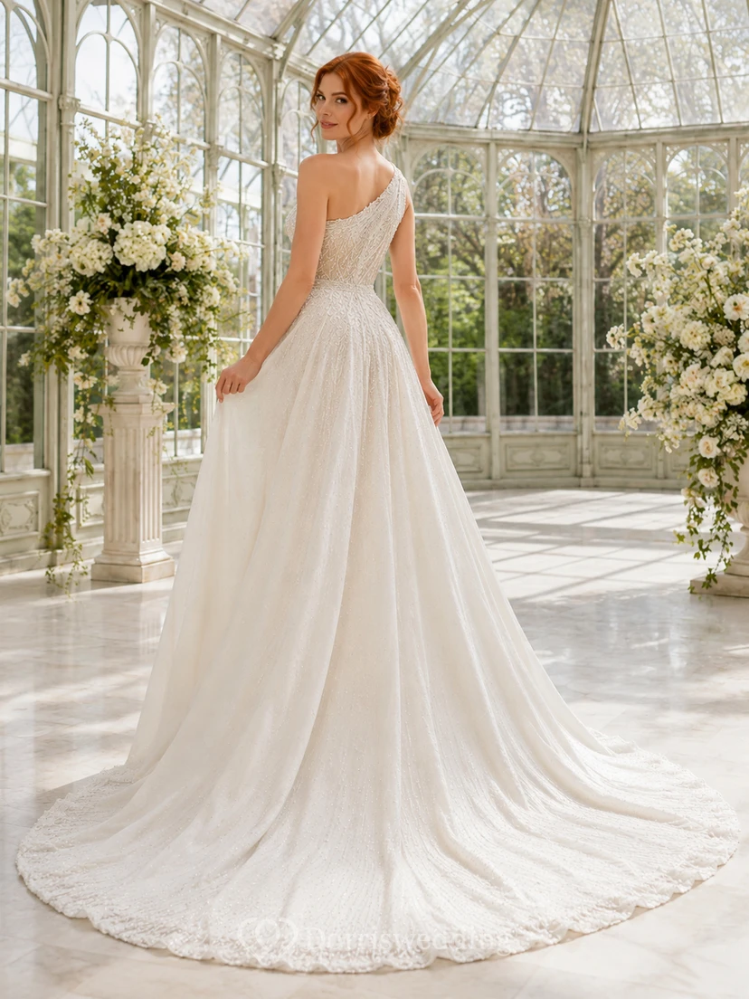 Robe de mariée trapèze en dentelle et satin, bustier cœur, jupe drapée et traîne chapelle view 2