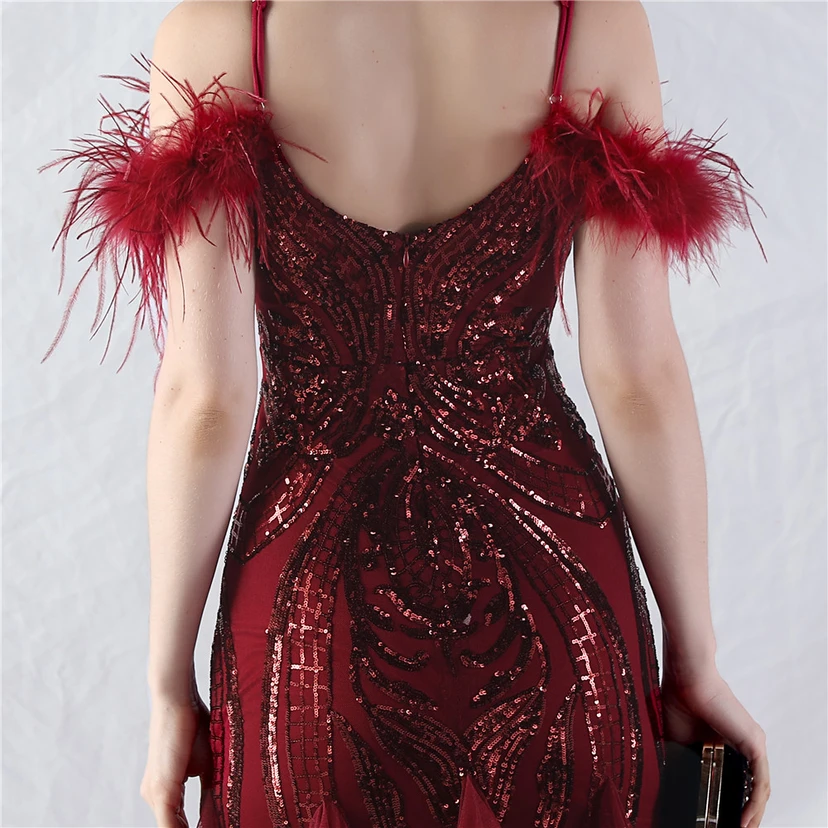 Robe de danse artisanale en filet rigide orné de plumes d'autruche, de perles et de fleurs, confectionnée en maille. view 26