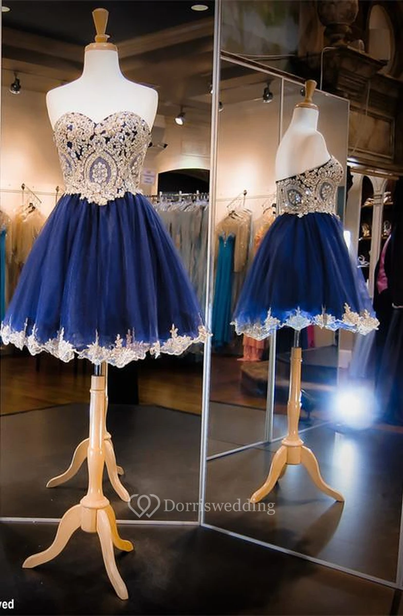 Luxuriöses, ärmelloses, kurzes Homecoming-Kleid mit Herzausschnitt und Kristallapplikationen