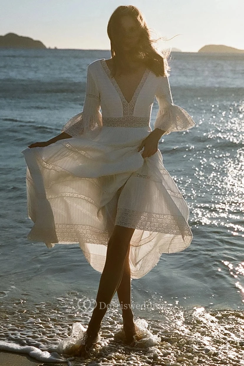 Lässiges Brautkleid aus Spitze, Etuikleid mit Poetenärmeln und tiefem V-Ausschnitt am Rücken view 4