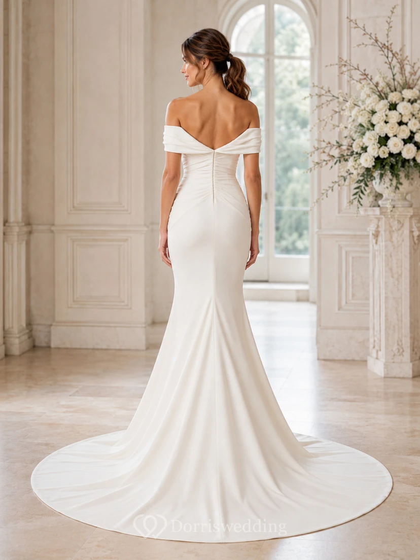 Robe de mariée sirène moderne en satin drapé, épaules dénudées, manches courtes et épaules tombantes, avec traîne. view 2