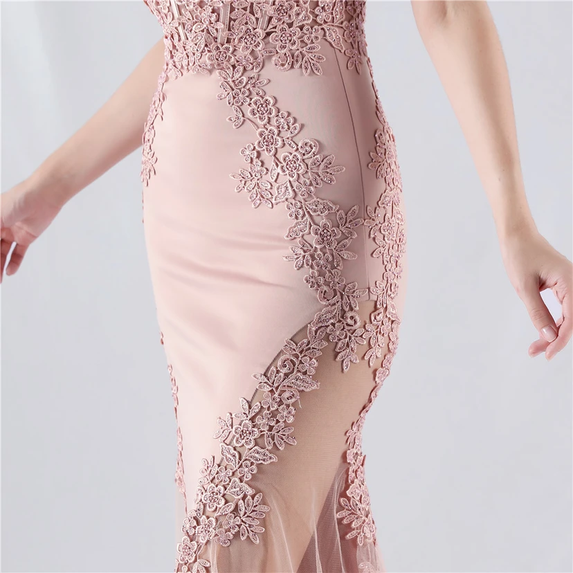 Robe de soirée à col montant en dentelle et perles, ornée d'un gilet à chevrons et d'un haut en dentelle. view 90