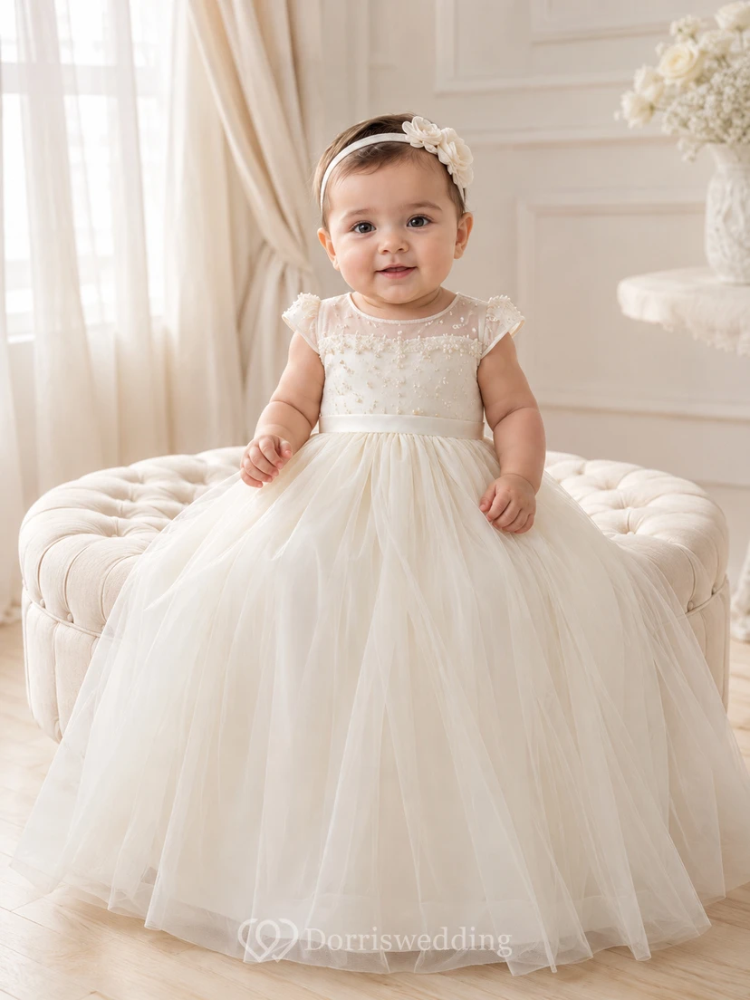 Robe de baptême délicate en tulle sans manches, coupe trapèze, ornée de perles, élégante et romantique, en dentelle adorable.