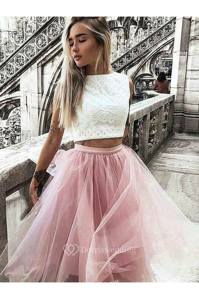 Robe de bal deux pièces trapèze sans manches en dentelle et tulle, col montant, fermeture éclair, longueur genou