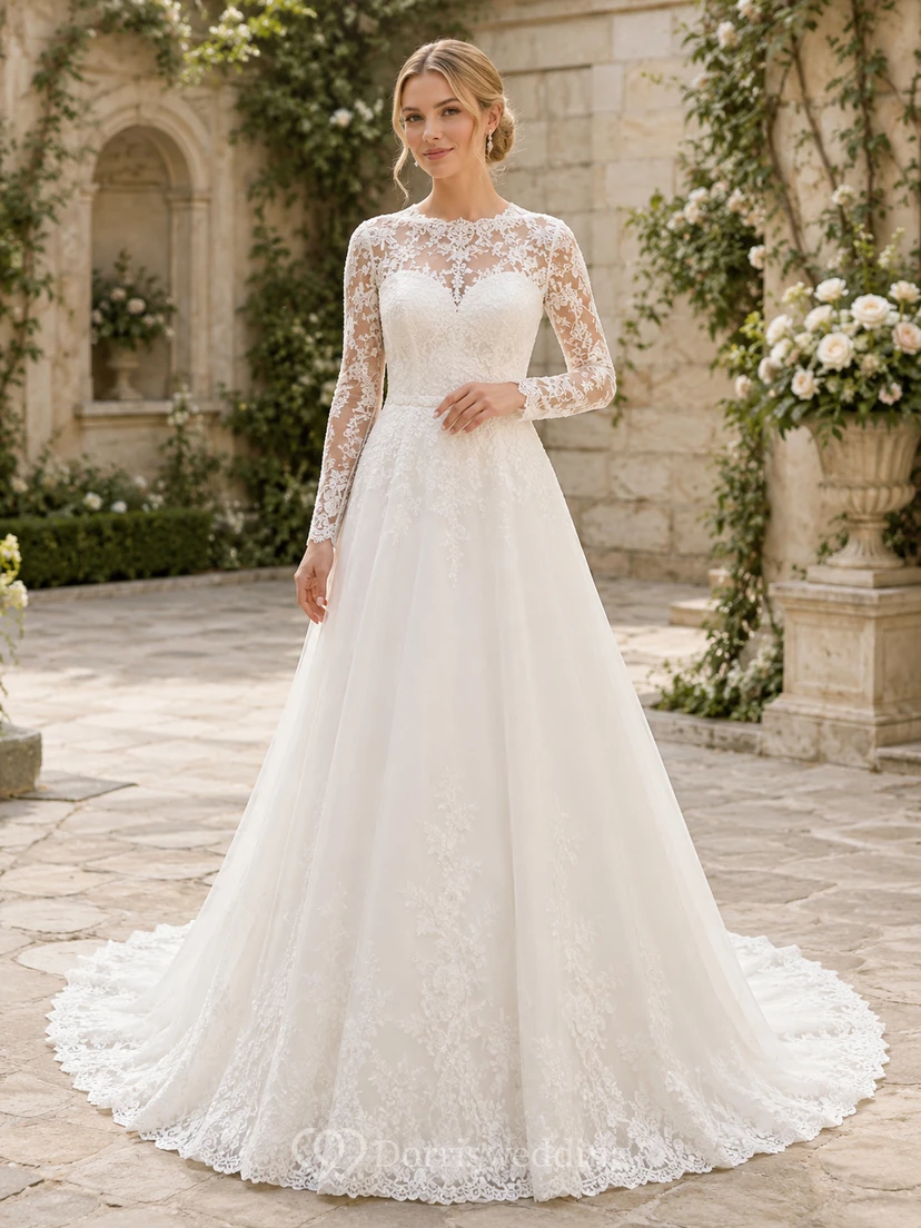 Robe de mariée en dentelle et tulle, coupe trapèze, col rond, manches longues et traîne chapelle.