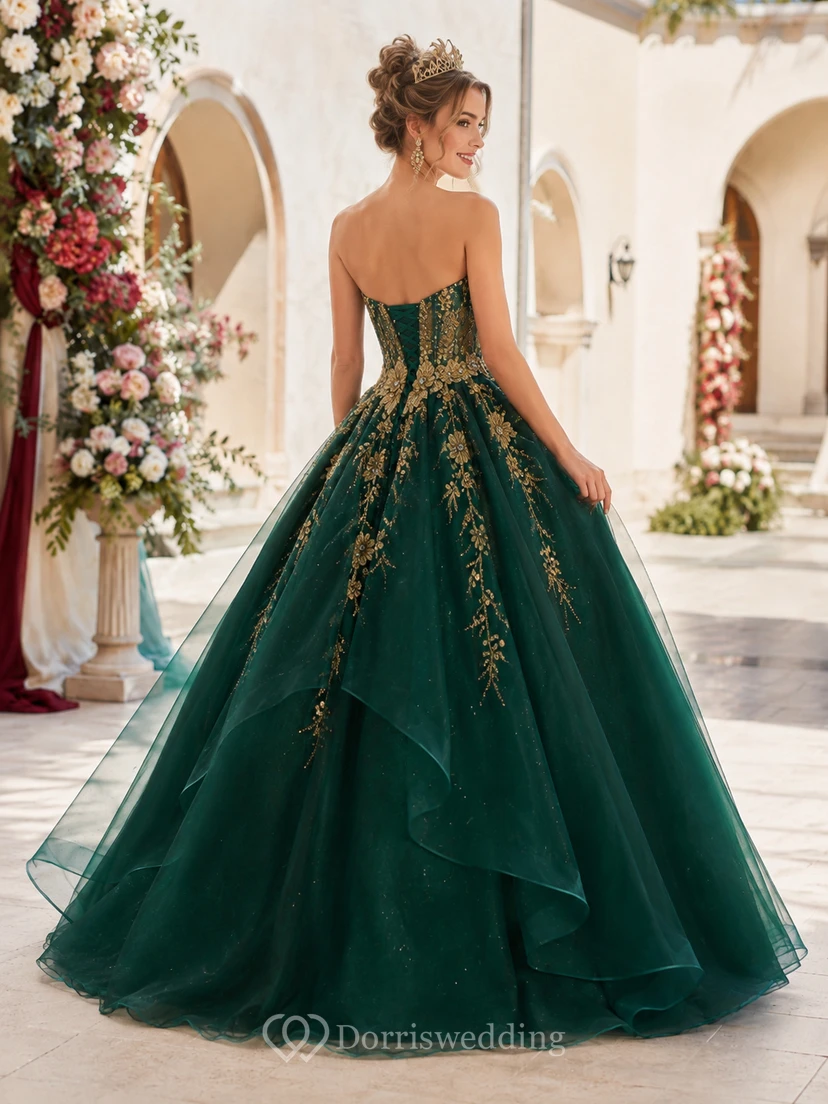 Dunkelgrünes, bodenlanges, trägerloses Ballkleid im Patronatsstil mit goldener Stickerei view 2