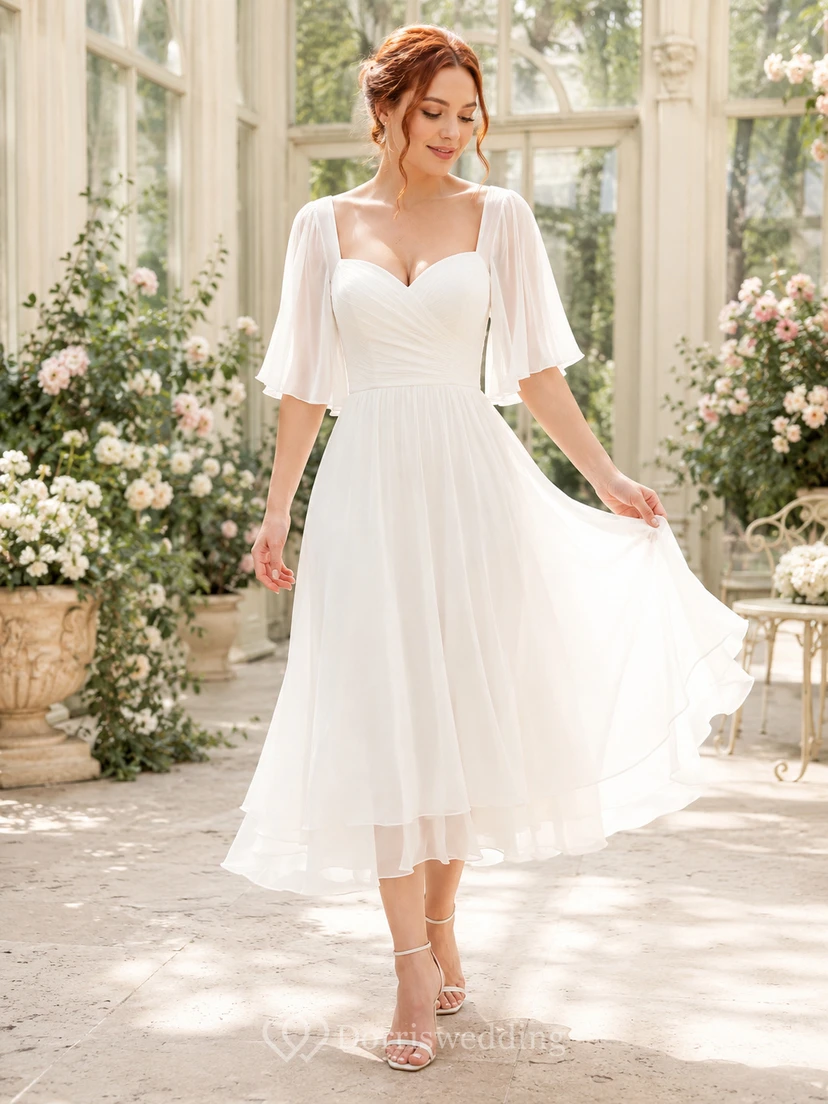 Robe de mariée romantique en mousseline plissée à manches cloche et décolleté en cœur, dos nu, style jardin