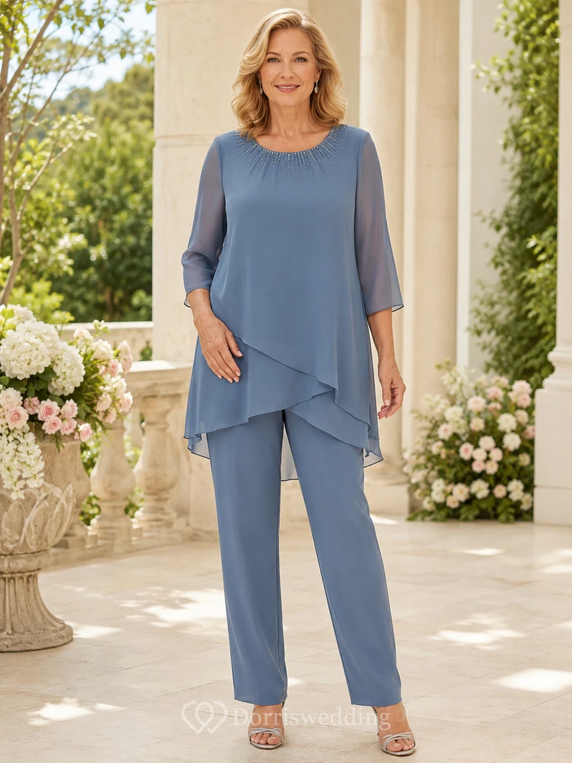 Stahlblauer, figurschmeichelnder, mehrlagiger Tunika-Hosenanzug für die Mutter der Braut mit Rundhalsausschnitt, asymmetrischem Dreiviertel-Oberteil und gerader Knöchelhose