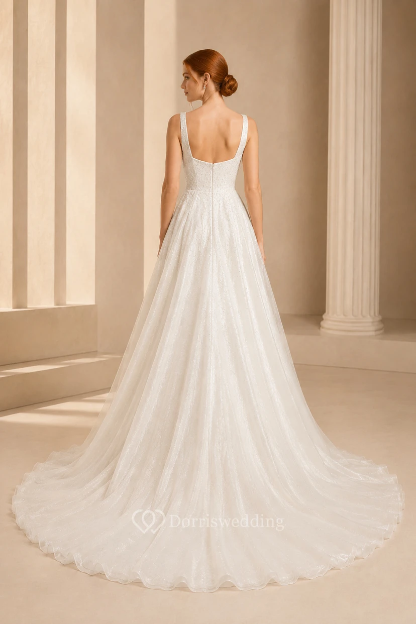 Robe de mariée en dentelle et tulle, coupe trapèze, col carré, sans manches, traîne chapelle view 2