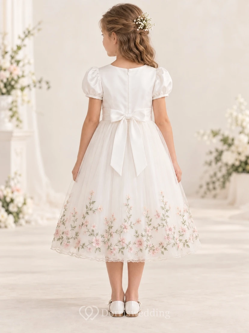 Vestido de niña de flores color marfil, corte en A, manga abullonada, dobladillo bordado con motivos botánicos y lazo en la espalda. view 2