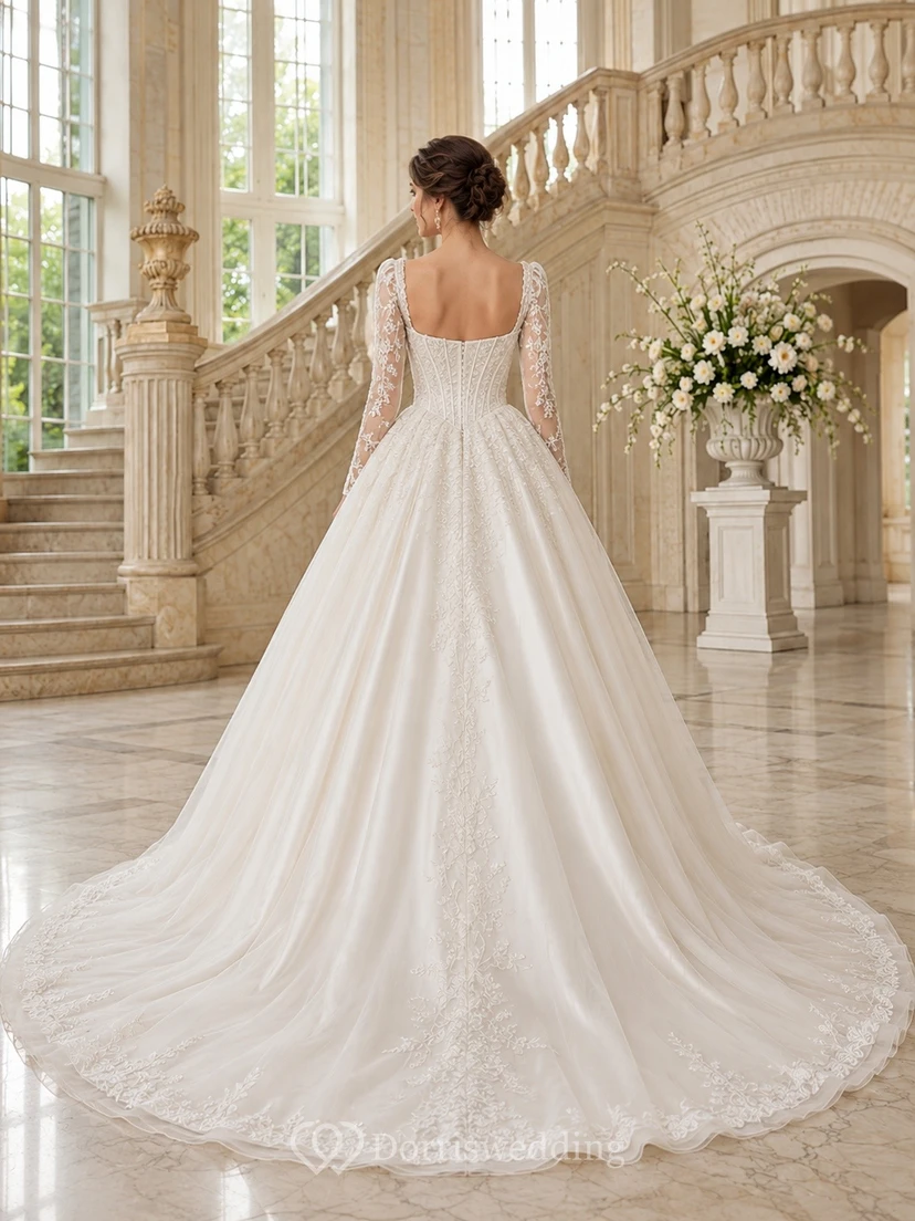 Vestido de novia clásico de corte princesa con escote cuadrado y mangas largas. view 2