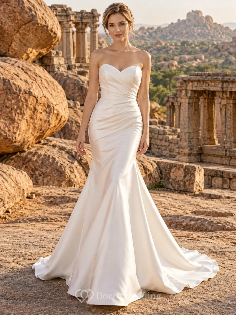 Schlichtes, trägerloses Brautkleid mit Herzausschnitt, Raffungen, Meerjungfrauen-Schleppe und Satinstoff