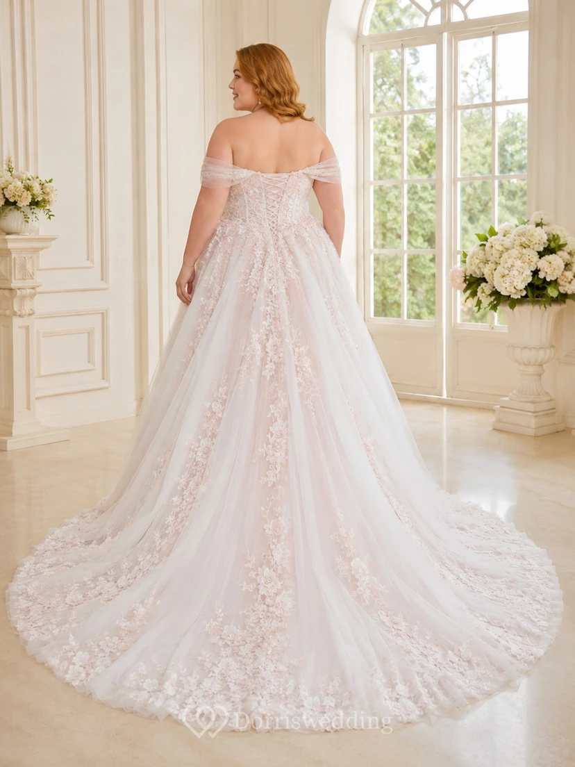 Rosafarbenes, schulterfreies Spitzenballkleid in Übergröße mit Schleppe – Hochzeitskleid view 2