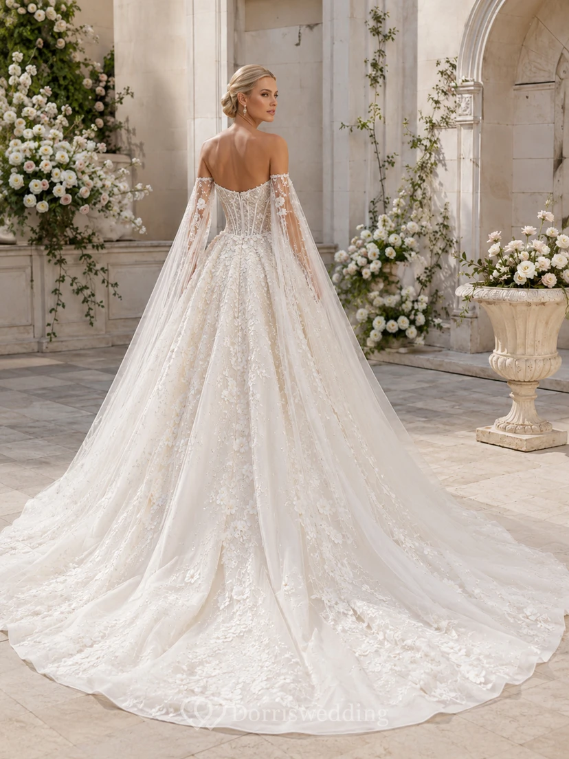 Natürliches, ärmelloses Ballkleid aus Tüll, herzförmiger Silhouette, trägerlos, mit Kapellenschleppe und floralen Applikationen – ein perfektes Brautkleid für Hochzeiten im Gartenstil view 2