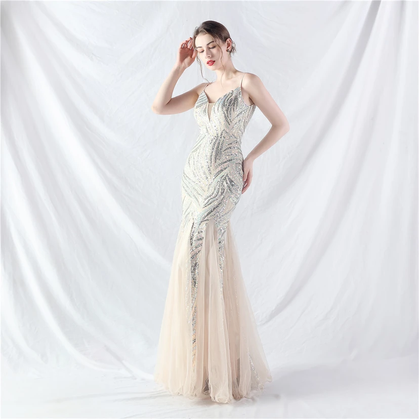 Paillettenbesetztes Abendkleid aus Netzstoff und Trägern view 84
