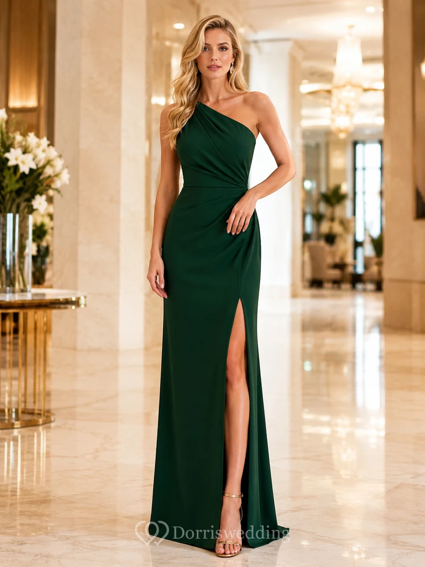 Dunkelgrünes, schulterfreies Crêpe-Abendkleid mit Schlitz