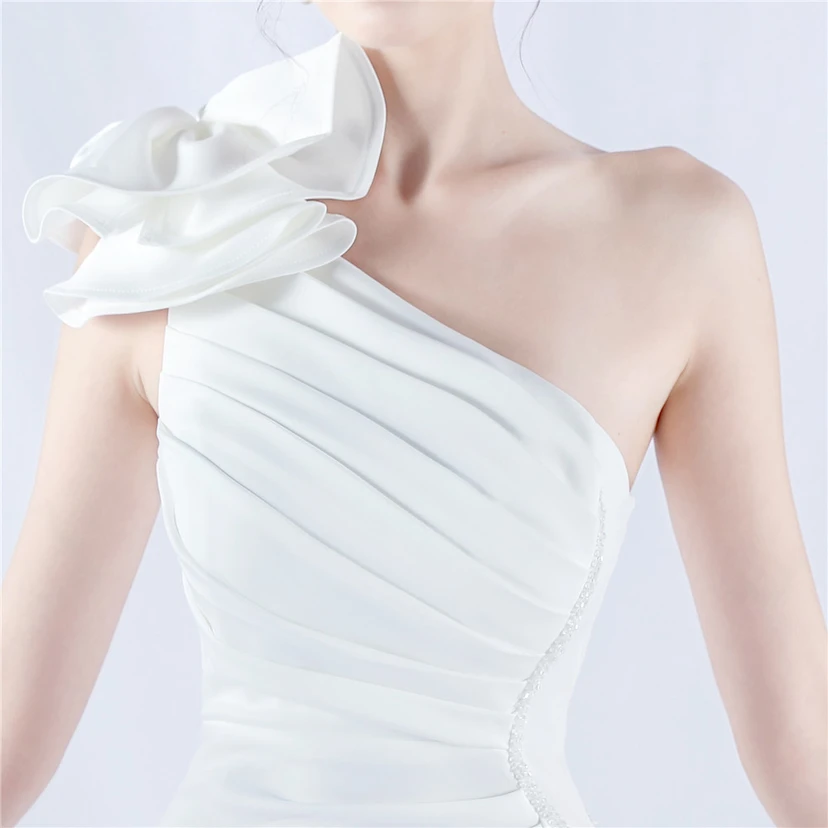 Robe de soirée ornée de perles et de diamants, avec épaulettes à motif feuille de lotus et col oblique, idéale pour la célébration de la réunion annuelle. view 8
