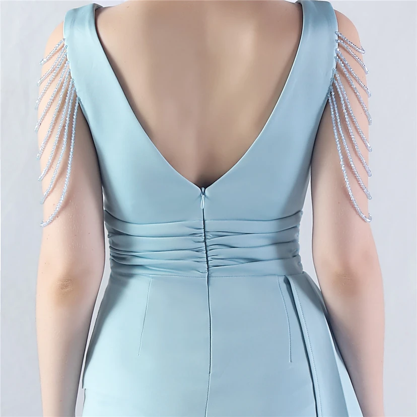 Ein Abendkleid aus insgesamt 8 Farben, gefertigt mit aufwendiger Satinfalttechnik und Perlenstickerei. view 25