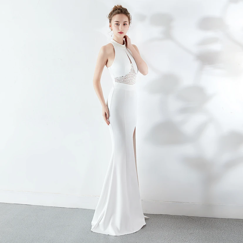 Robe de mariée longue rouge à traîne et col halter, style automne, pour un banquet de mariage ou une soirée. view 4
