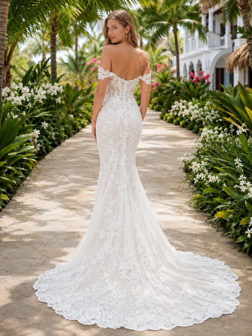 Robe de mariée sirène en dentelle, épaules dénudées et décolleté cœur, pour une destination de plage. view 2