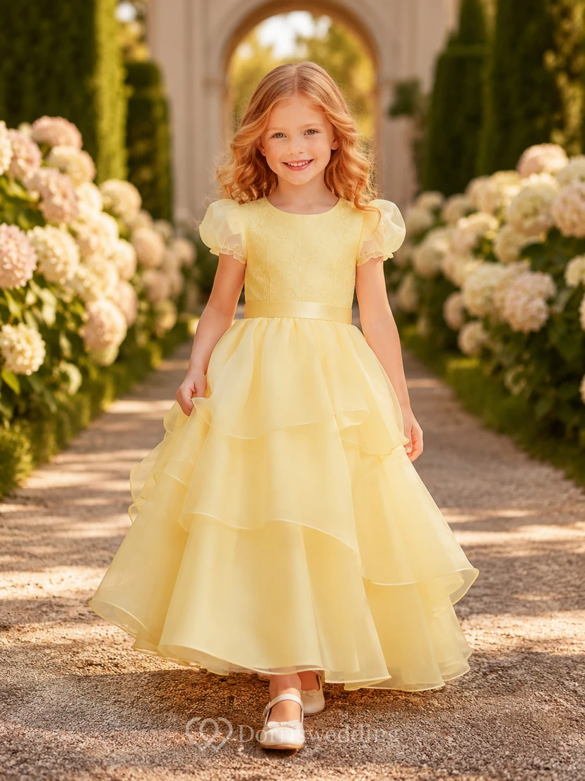 Gestuftes Tüllkleid in A-Linie für Blumenmädchen mit Schleife, kurzen Ärmeln, Rundhalsausschnitt, wadenlangem Rock und Schleifendetail.