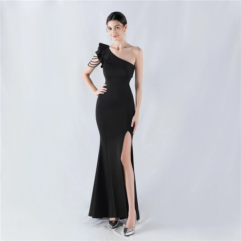 Vestido de noche asimétrico de satén con escote alto y cuello oblicuo, adornado con cuentas. view 13