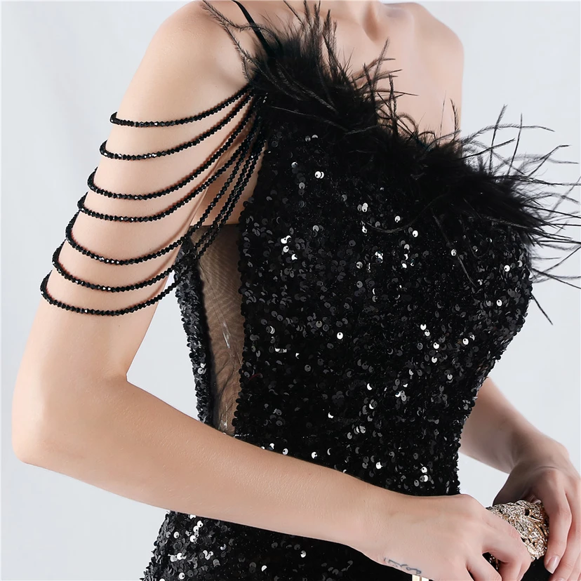 Robe de soirée longue à une épaule, ornée de plumes d'autruche, de perles et de sequins, avec col asymétrique et fente haute. view 20