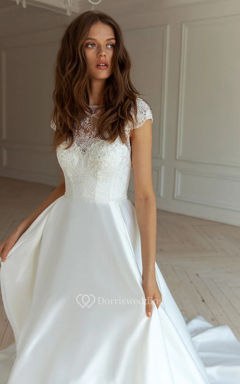 Robe de mariée moderne en satin, coupe trapèze, traîne courte, manches courtes et appliques view 3