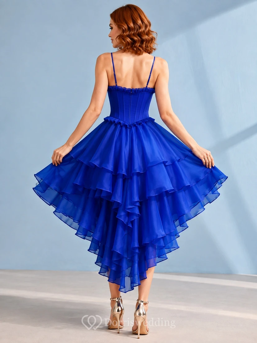 Königsblaues, trägerloses, asymmetrisches und gerüschtes Homecoming-Kleid mit eng anliegendem Korsett-Einsatz in der Mitte. view 2