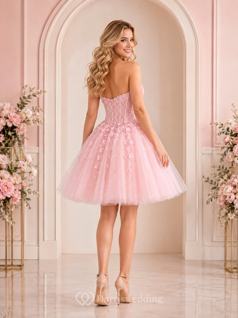 Vestido corto de cóctel para quinceañera, sin tirantes, de tul floral, color rosa rubor, con escote corazón y diseño de corazón. view 2