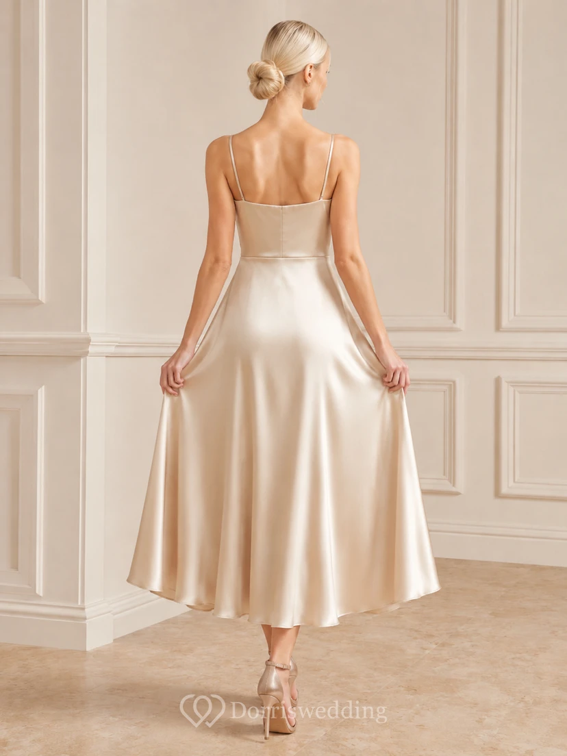 Robe de cocktail trapèze en satin champagne à col bénitier et fines bretelles spaghetti, longueur thé. view 2