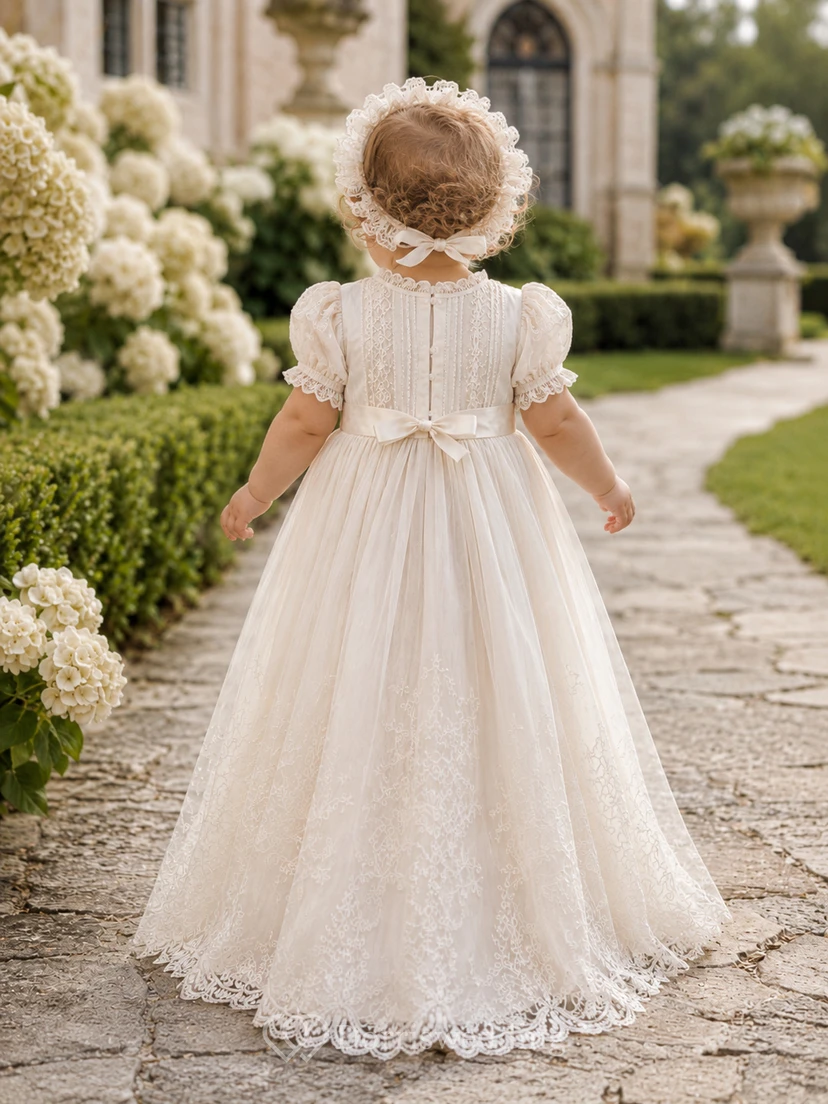 Vestido de bautizo de estilo clásico, corte en A, largo hasta el suelo, cuello alto, mangas abullonadas, tul, encaje, lazo en la espalda y botones en la espalda. view 2