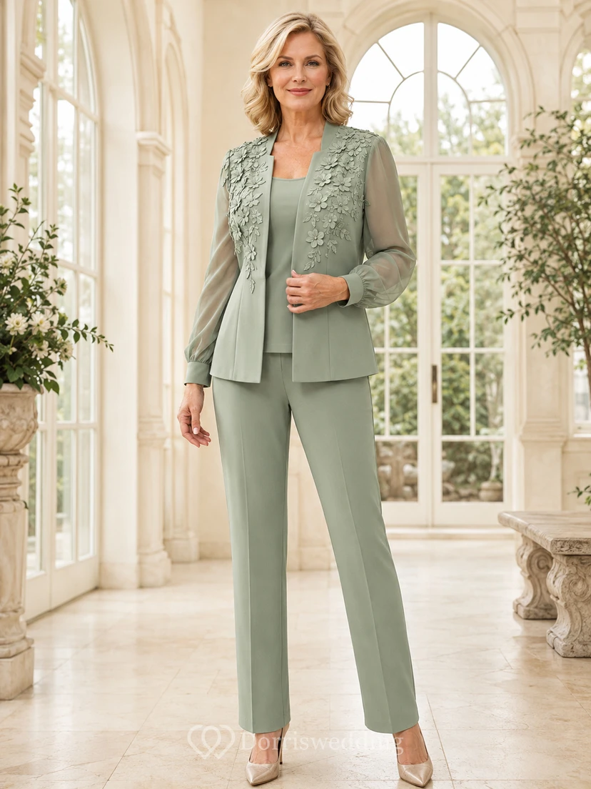 Elegantes, tailliertes Hosenkostüm mit floralen Applikationen, transparenten Ärmeln und schmal zulaufenden Knöchelhosen in Salbeigrün für die Mutter der Braut.