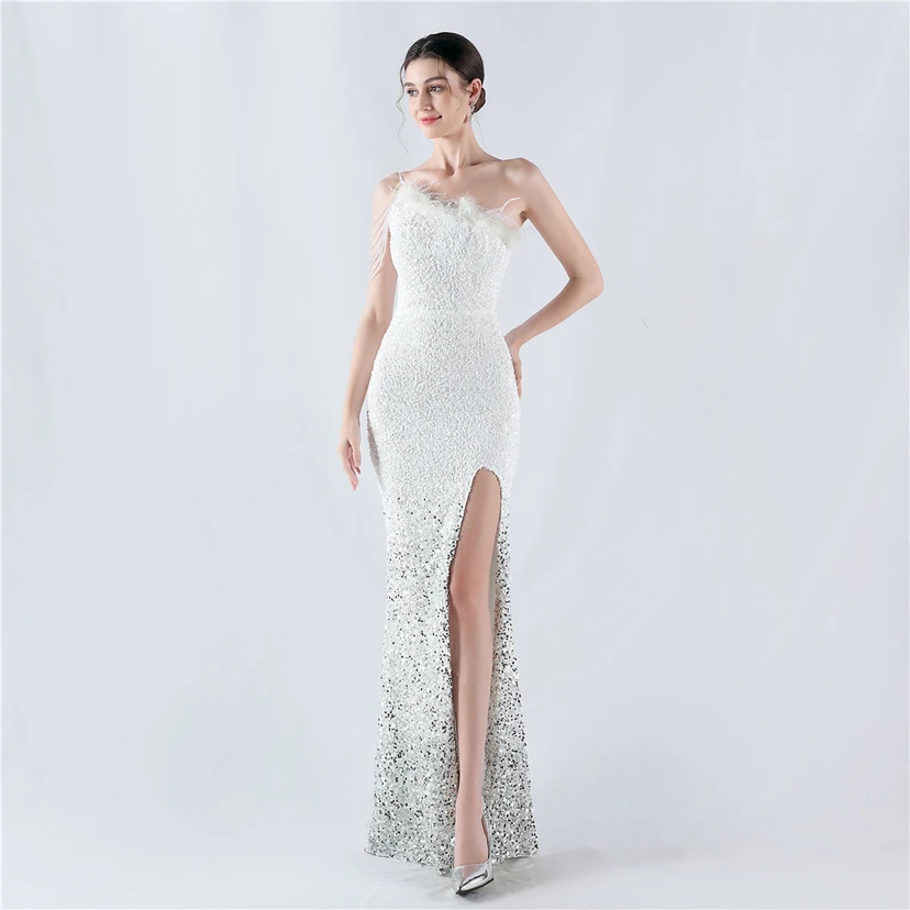 Robe de soirée longue à une épaule, ornée de plumes d'autruche, de perles et de sequins, avec col asymétrique et fente haute. view 2