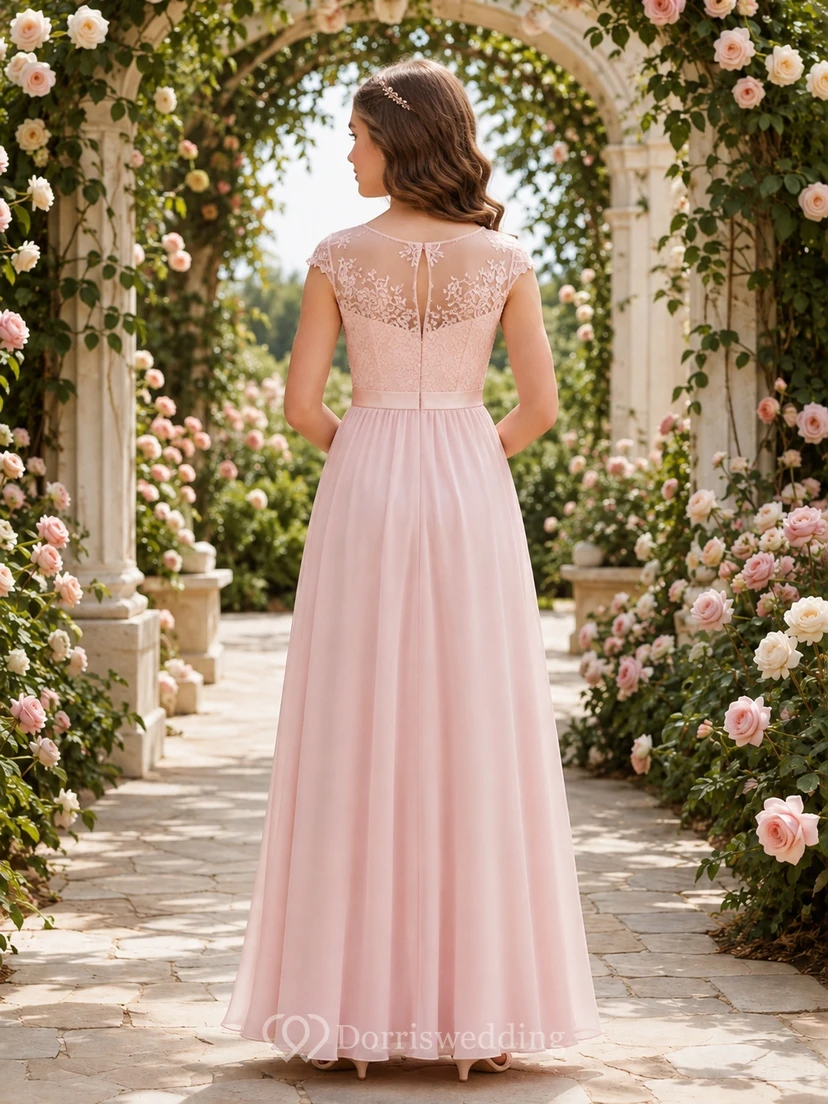 Romantisches Brautjungfernkleid in zartem Rosa mit A-Linie, kurzen Flügelärmeln und Schmuckdetails sowie Spitzendetails. view 2